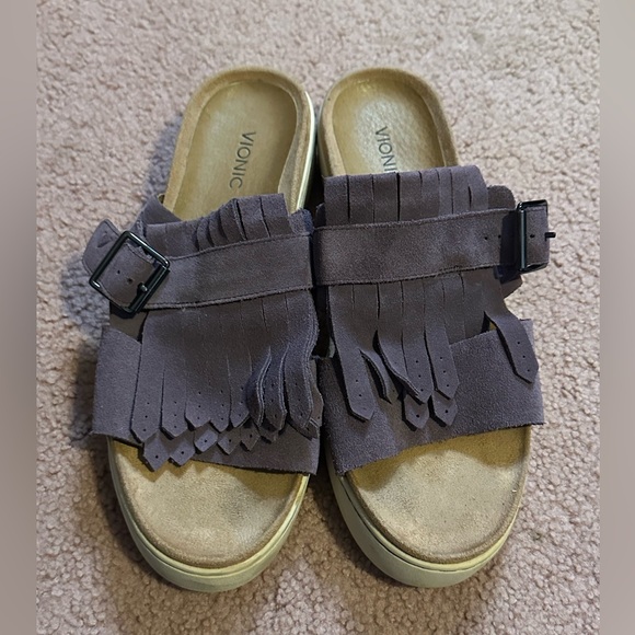 Vionic Suede Fringe Slides in purple sandals Fillmore size 9.5 EUC minor dirt - Picture 2 of 6